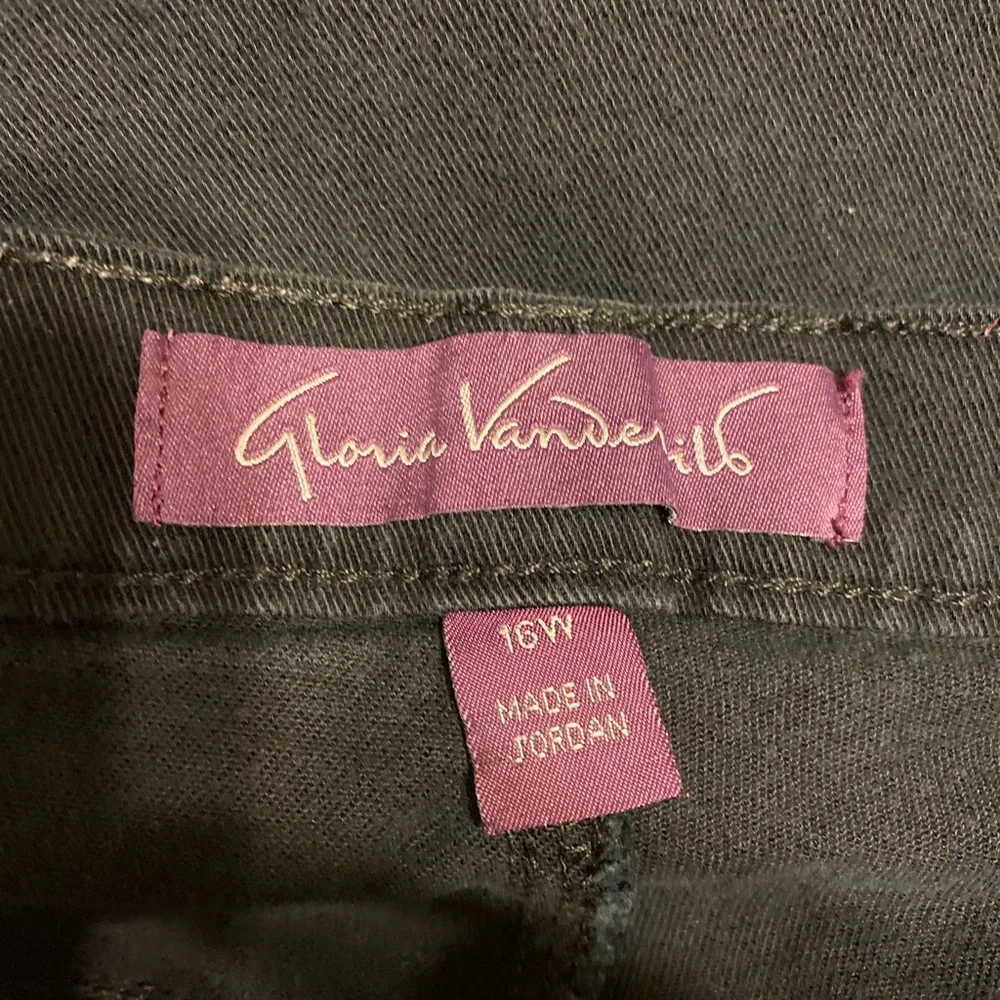 Gloria Vanderbilt - Woman’s (Amanda) black high rise crop jeans, Size: 16W